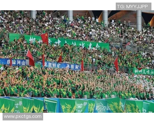 上海足球星闪耀绿茵场 展现技艺与拼搏精神带领球队迈向新高峰