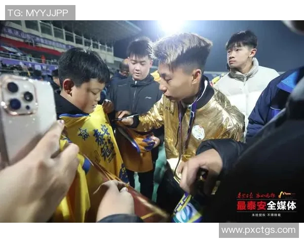 足球巨星深夜现身酒吧引球迷围观欢呼气氛瞬间点燃